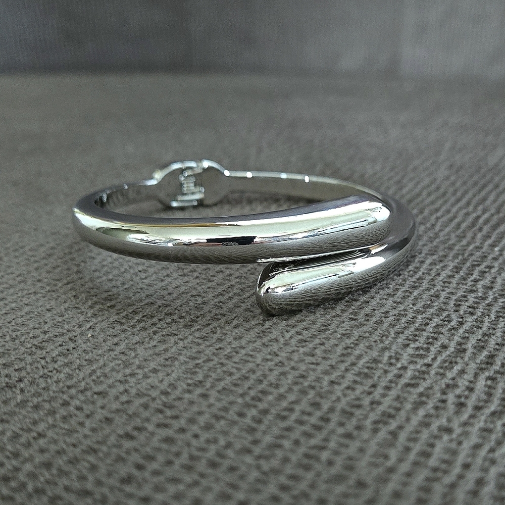 House🏠 of Harlow 1960 Silver🤍 Bypass Cuff Bracelet - NWT - Picture 15 of 16